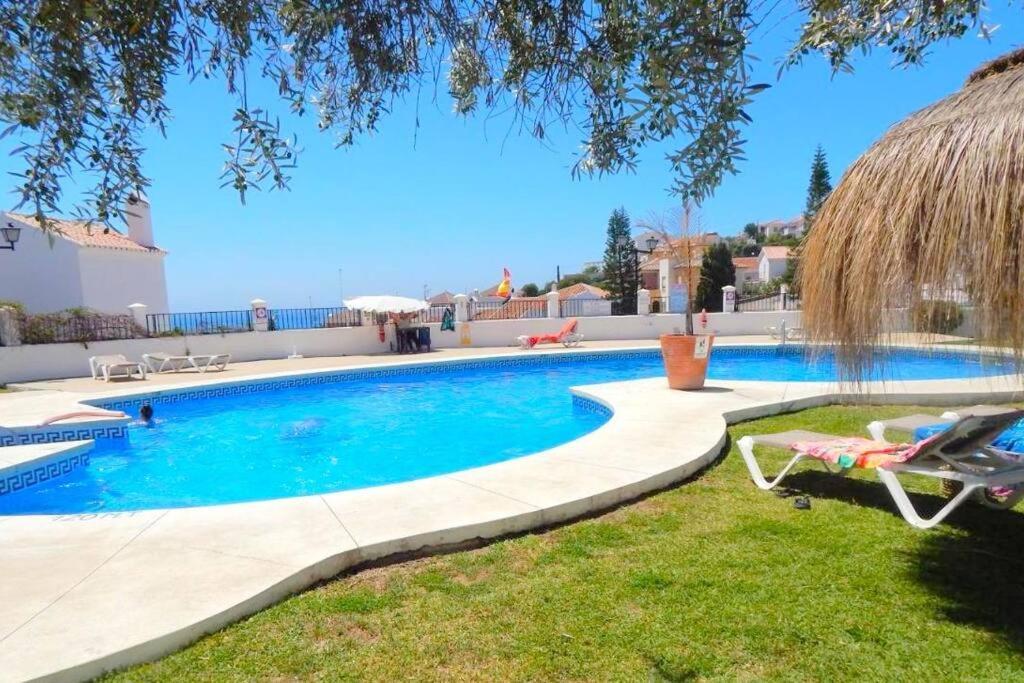 Beautiful 3 Bedroom Townhouse In Urb. Tropicana, Nerja Esterno foto