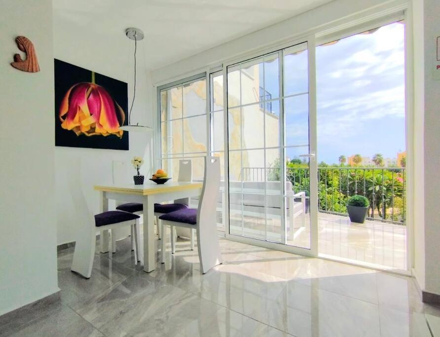 Beautiful 3 Bedroom Townhouse In Urb. Tropicana, Nerja Esterno foto