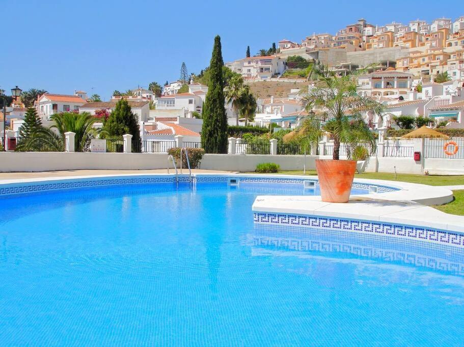 Beautiful 3 Bedroom Townhouse In Urb. Tropicana, Nerja Esterno foto