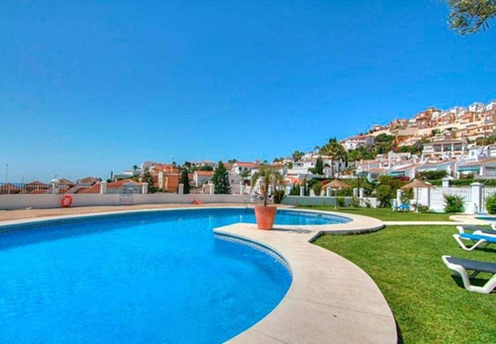 Beautiful 3 Bedroom Townhouse In Urb. Tropicana, Nerja Esterno foto