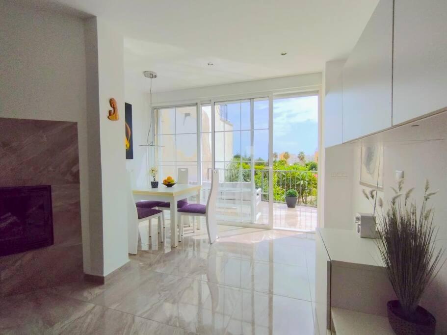 Beautiful 3 Bedroom Townhouse In Urb. Tropicana, Nerja Esterno foto