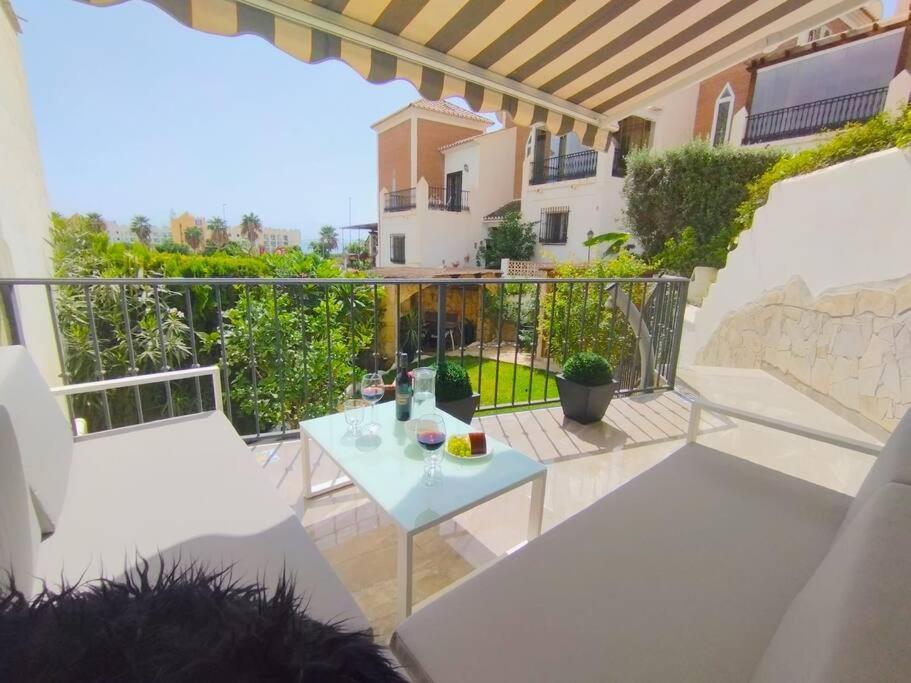 Beautiful 3 Bedroom Townhouse In Urb. Tropicana, Nerja Esterno foto