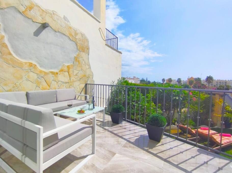 Beautiful 3 Bedroom Townhouse In Urb. Tropicana, Nerja Esterno foto